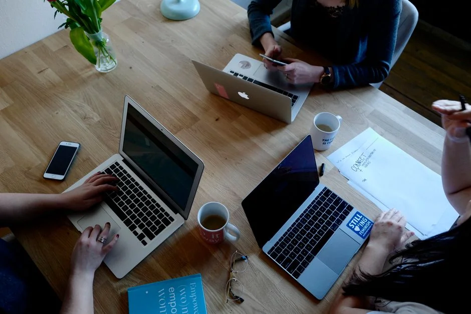 project-01-c Gros plan sur des enveloppes marron avec le texte Social Media Marketing, idéal pour les thèmes de startup.